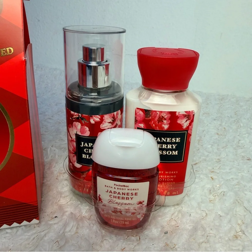 Bath & Body Works Very‎ Merry Cherry Set - Red